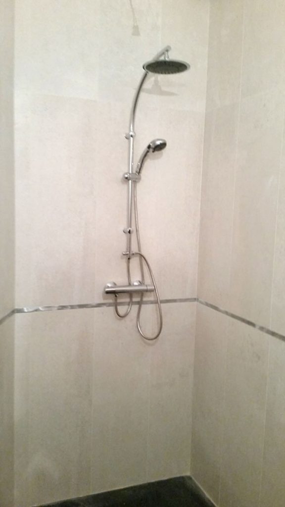 salle d'eau avec douche