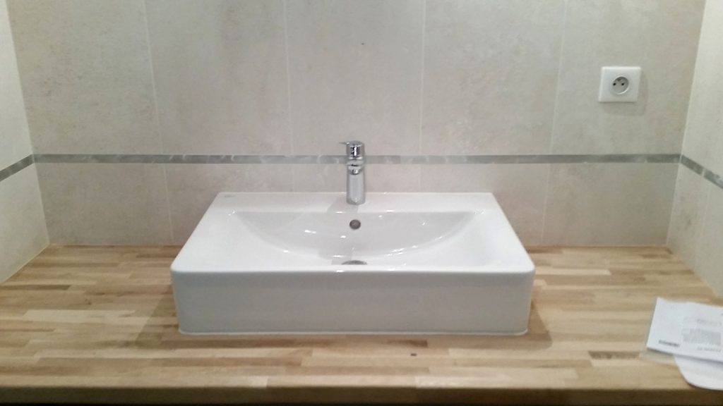 lavabo blanc sur plan en bois