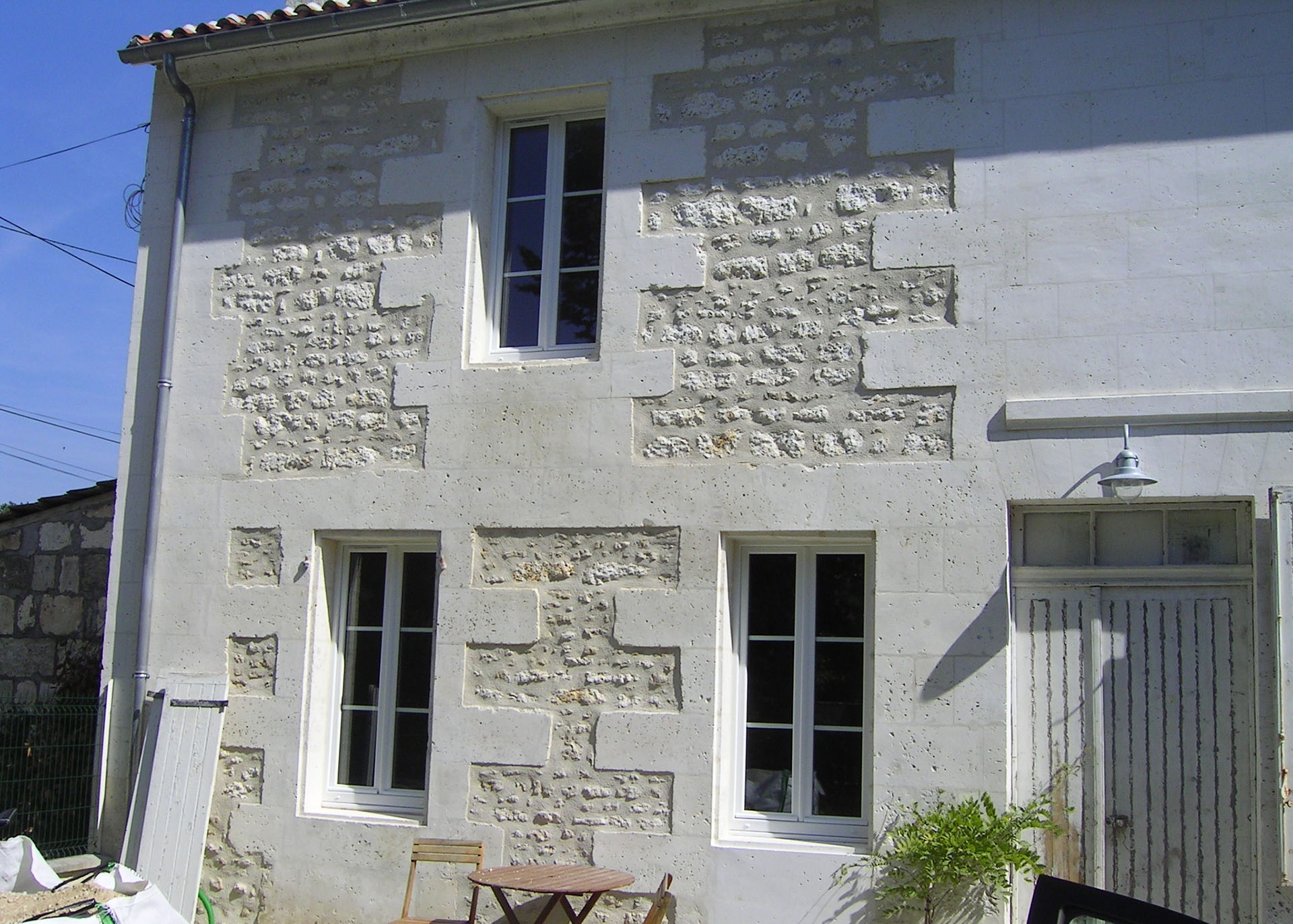 façade de maison en pierre