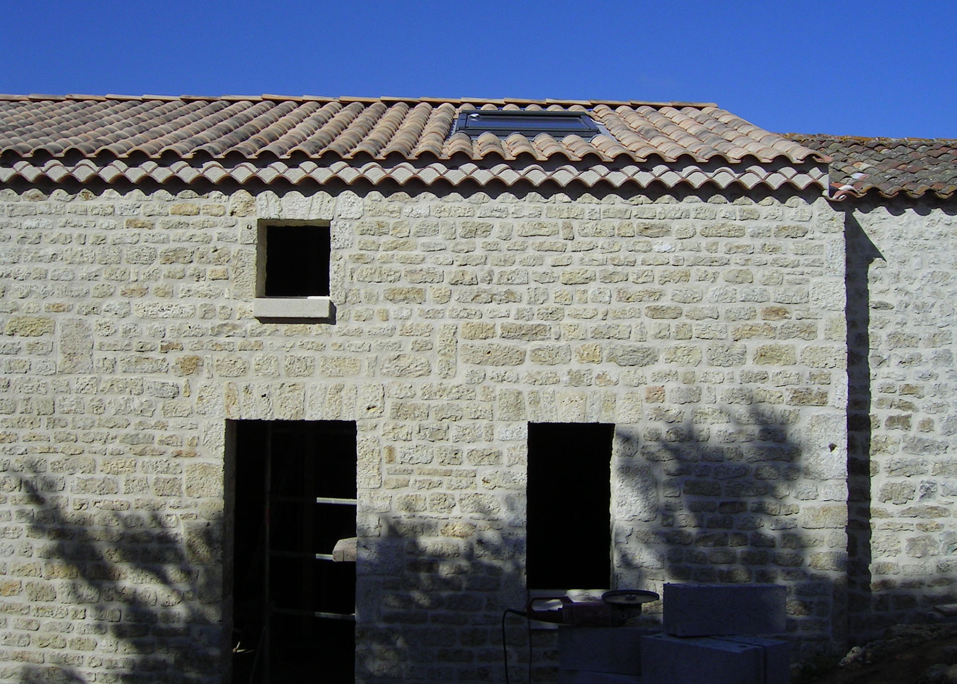 façade de chai en pierre