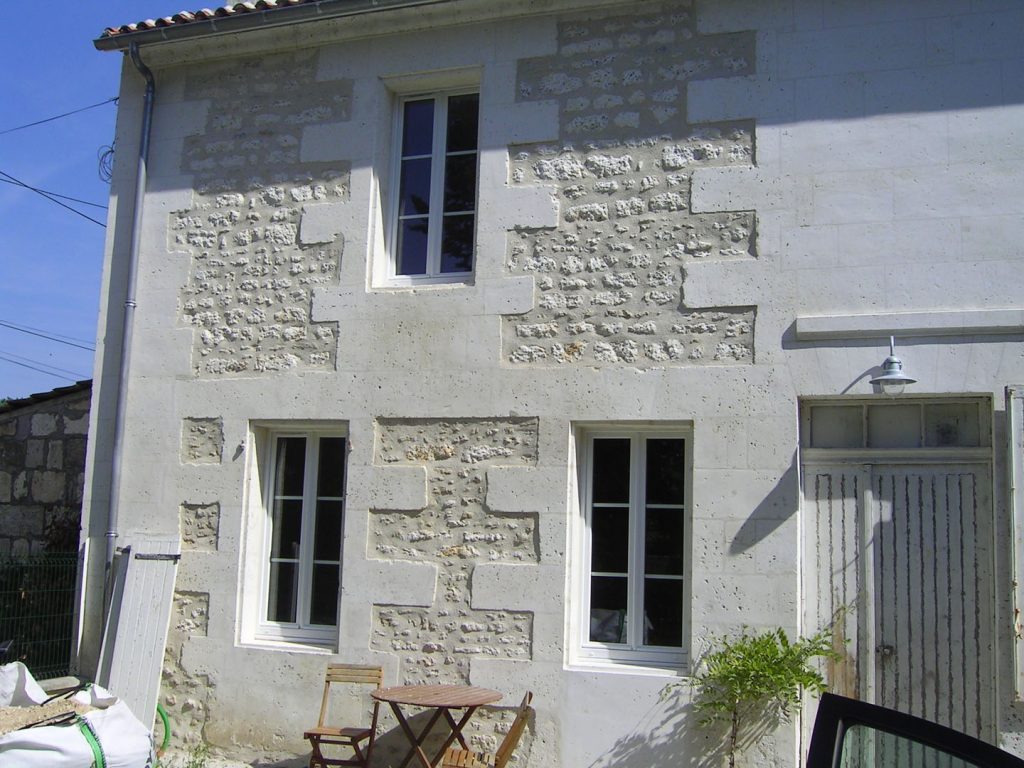 façade de maison en pierres