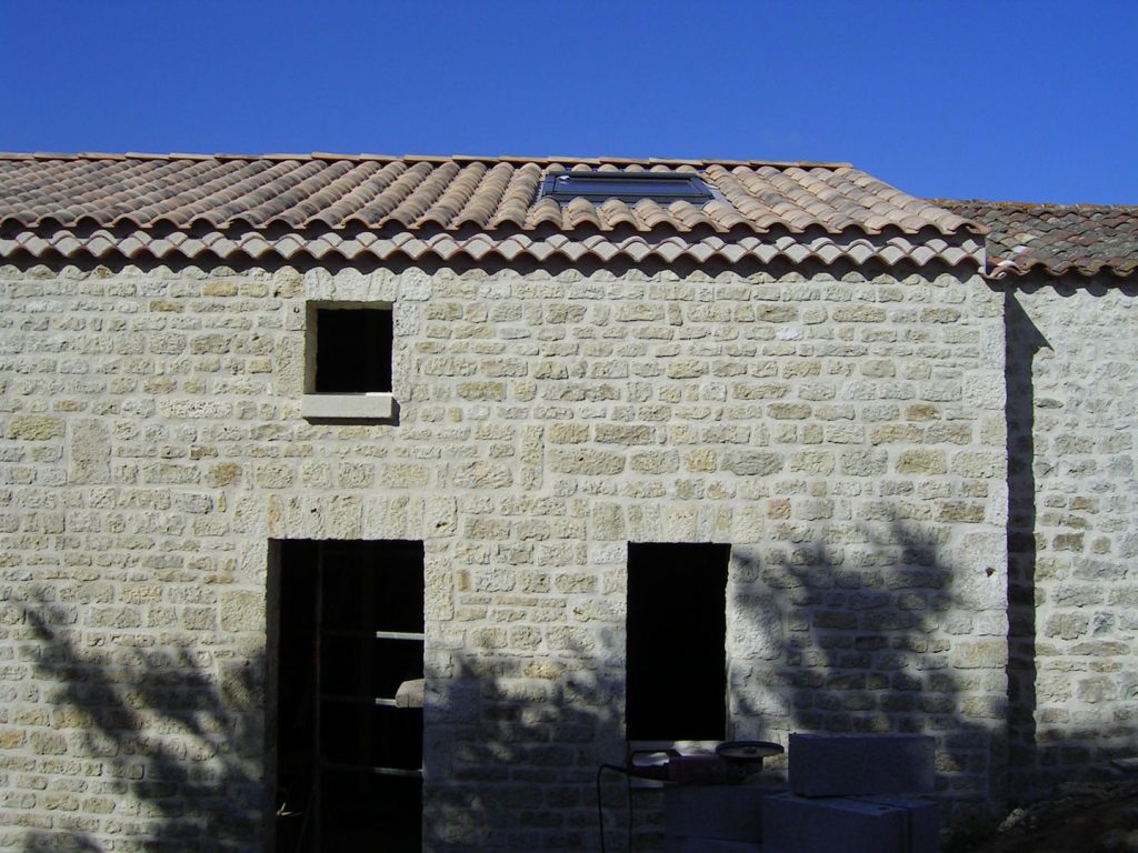 façade en pierres rénovée
