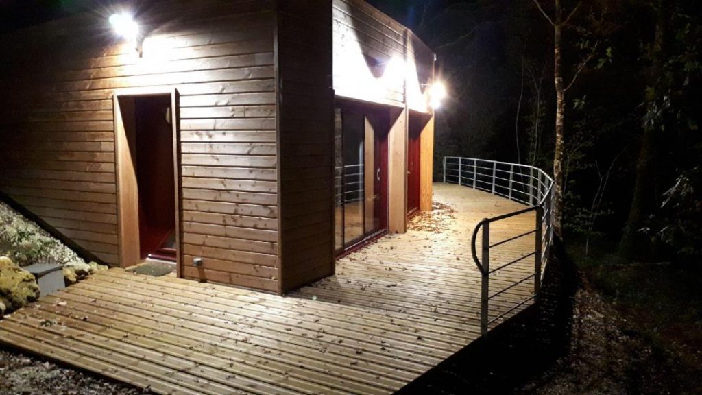 Maison en bois de nuit