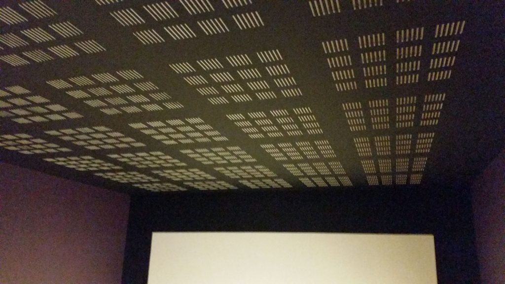 plafond phonique de la salle de cinéma